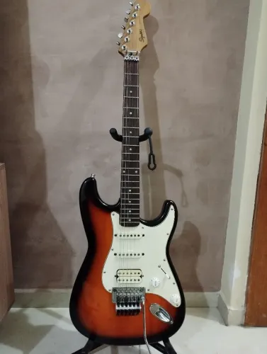 Guitarra Squier Standart com ponte floyd rose original