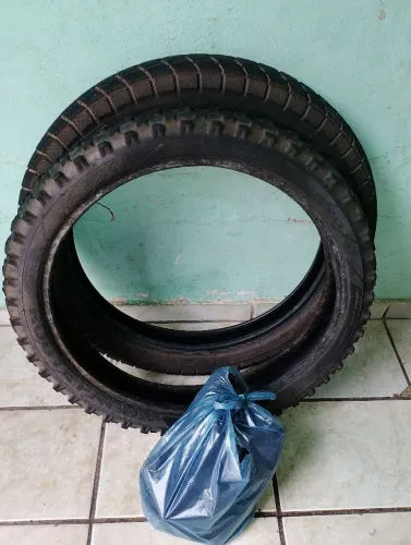 Pneu traseiro novo e dianteiro usado e câmara