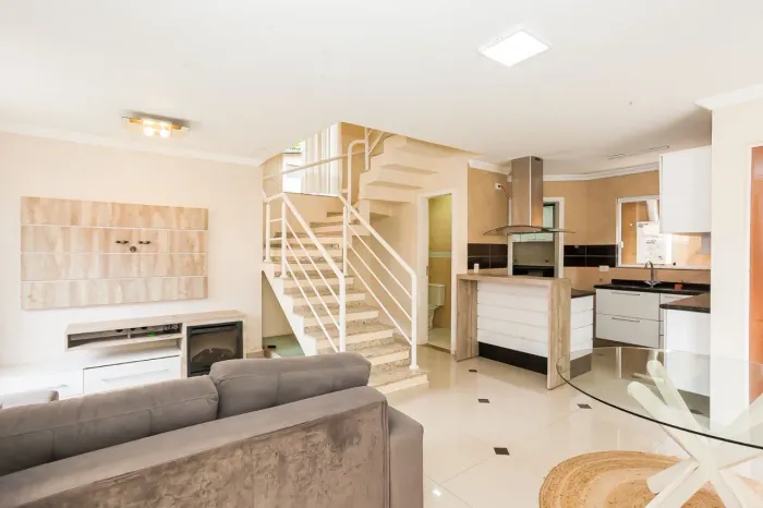Sobrado Tríplex com 3 quartos, sendo 1 suíte à venda, com 148 m² por R$ 780.000 - Barreiri