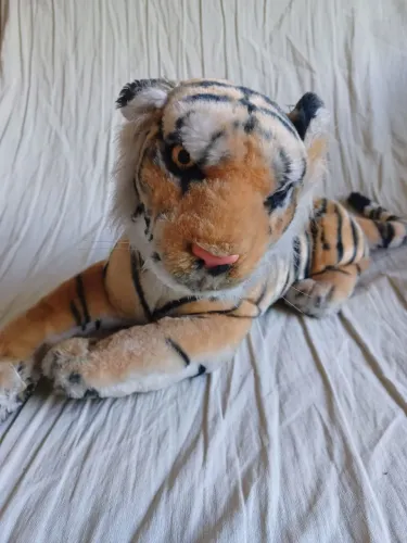 Tigre de pelúcia realista