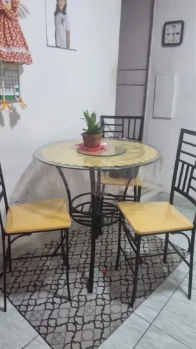 Conjunto mesa e cadeiras