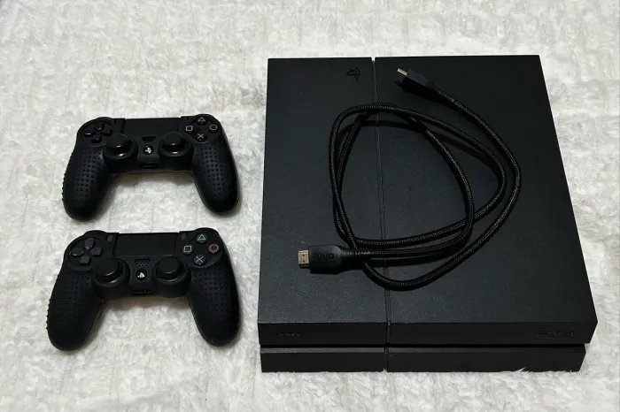 PS4 1TB Conservado + 2 Controles + Capinhas - Excelente Estado