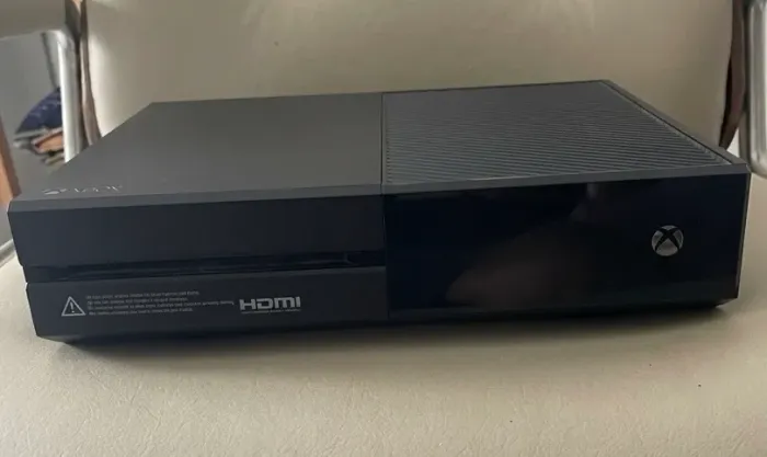 xbox one 500gb  (só o console e os fios)