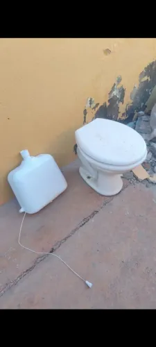 Vaso sanitário e pia de louça usados