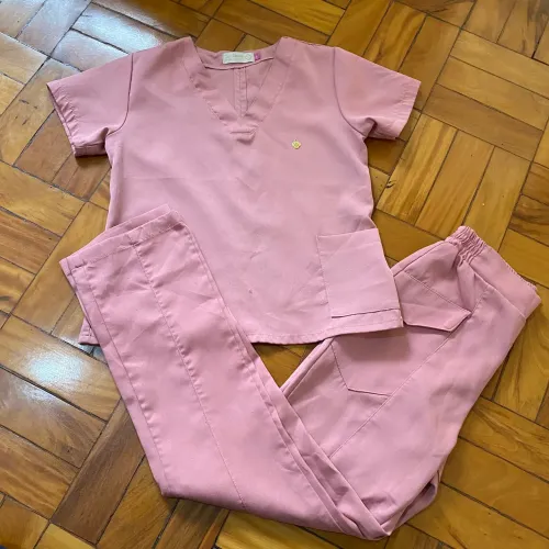 Pijama cirúrgico scrub privativo dra charm rosa nude