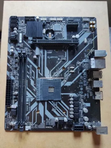 Placa-mãe B450m K GYGABITE | APENAS 6 meses de uso!