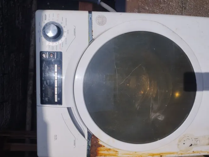 Máquina de lavar roupa moderna para retirada de peças