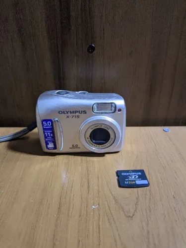 Câmera Digital Olympus X-715 Retrô Y2K - Funciona com Pilha AA + Cartão xD 2GB