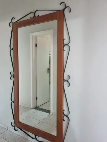 Vendo Espelho em Madeira e Ferro