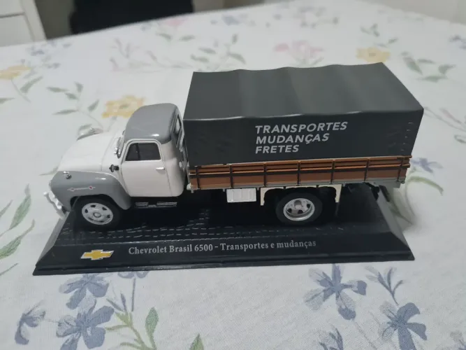 Miniatura caminhão Chevrolet 6500 escala 1/43.