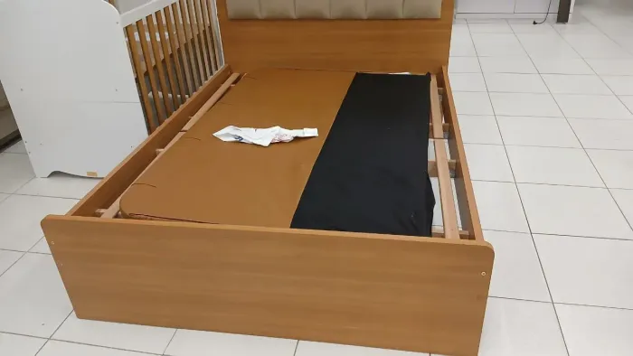 CAMA DE CASAL PADRÃOEM MDF COM CABECEIRA ACOCHOADA 1.38X1.88 NUNCA USADA, DIRETO DA LOJA