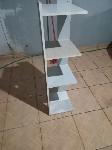 Prateleira multiuso usada.