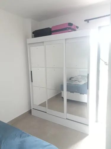 Guarda-roupas três portas com espelho novo!