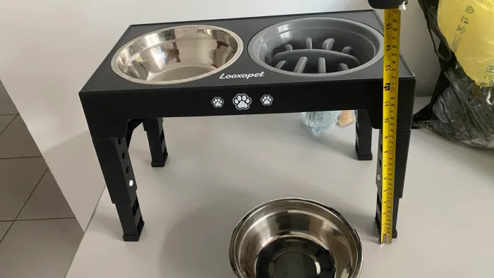 Bebedouro e comedouro para cães com altura regulável