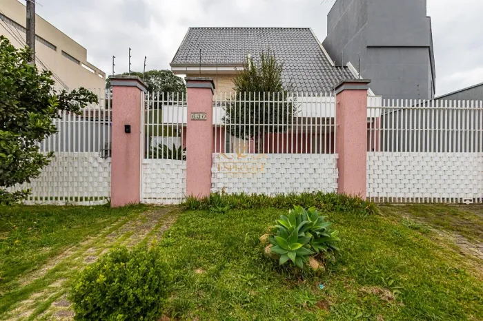 SOBRADO TRÍPLEX COM 4 DORMITÓRIOS PARA LOCAÇÃO NO CAMPINA DO SIQUEIRA EM CURITIBA