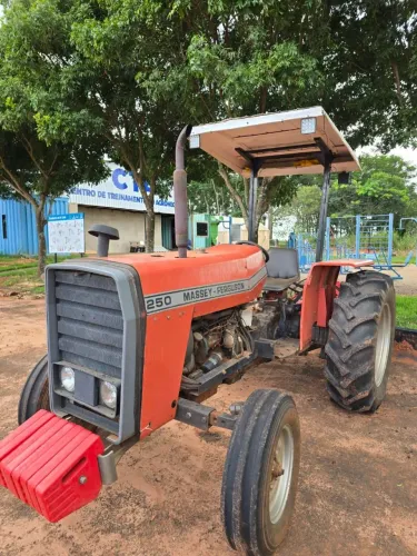 Trator MF 250
