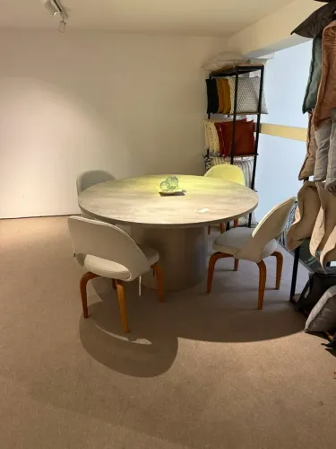 Mesa com 4 Cadeiras assinadas Saarinen 71 em linho