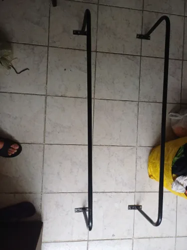 Arara de parede para roupas 