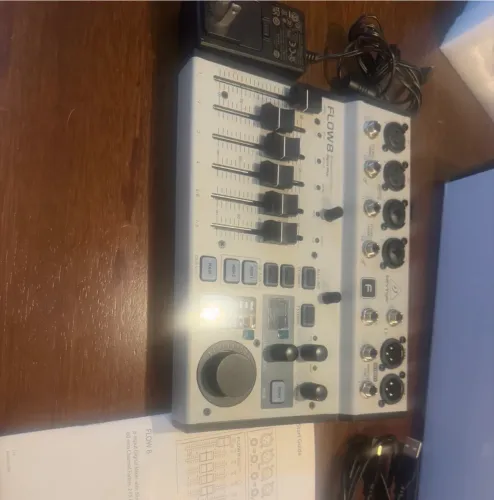 Mesa de som mixer behringer flow 8