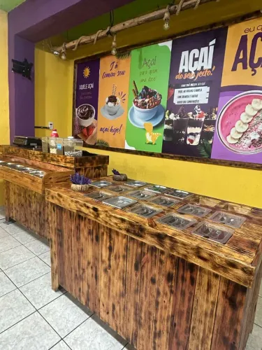 Itens para sorveteria/comércio móveis de madeira, freezer, mesas, cadeiras e outros