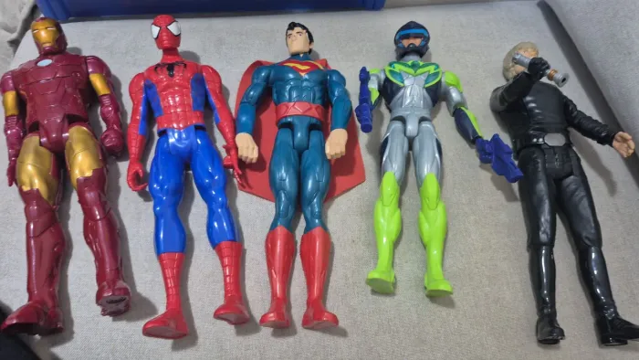Bonecos super heróis tamanho 30 cm R$ 50,00 cada boneco