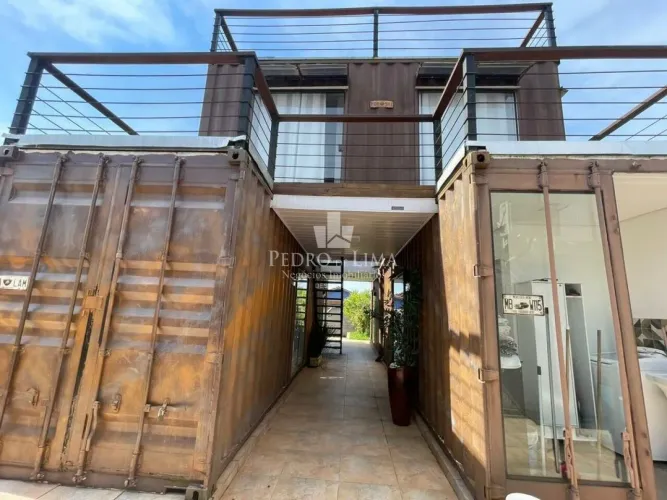 Casa Container com 6 suítes individuais, cozinha gourmet e piscina na Morada da Praia