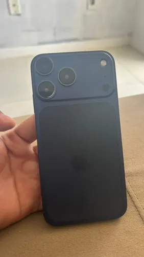 Iphone xr na carcaça do 17 pro azul