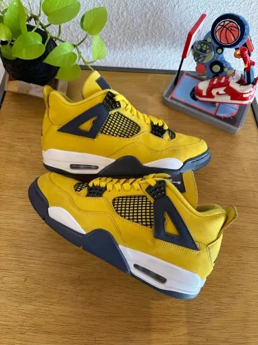 Air Jordan 4 ?Lightning?