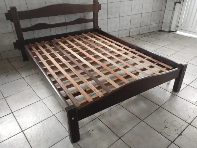 Cama de madeira reforçada.