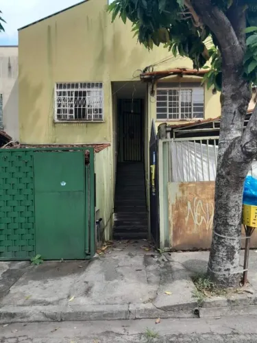 ÓTIMA CASA GEMINADA DE DOIS QUARTOS SEM VAGA DE GARAGEM