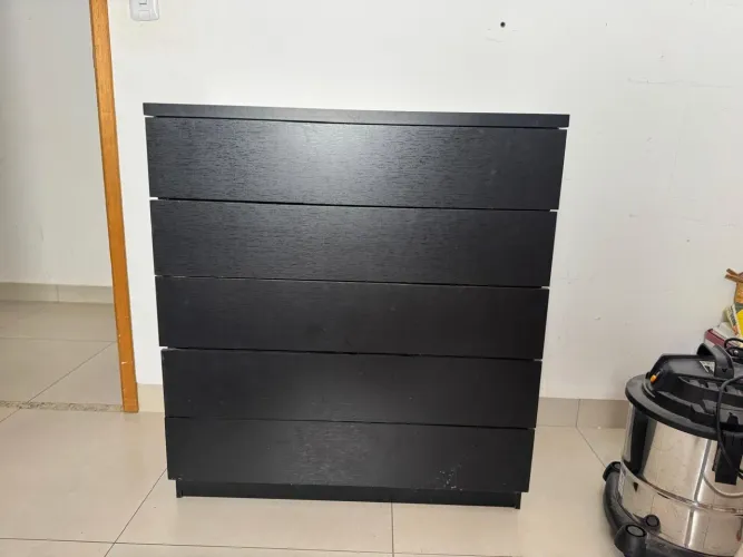 Cômoda preta com 5 gavetas 