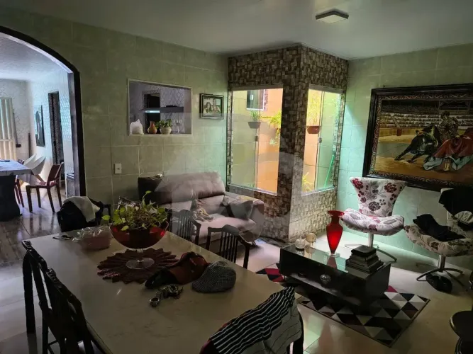 Casa no Bairro Dom Luciano com 2 Quartos, 2 Banheiros, Garagens e Área de Serviço