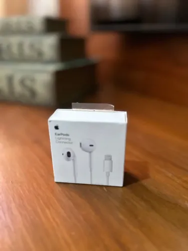 Apple EarPods com conector Lightning