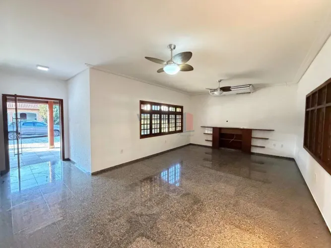 Excelente Casa térrea para Locação no Village Paineiras em Pindamonhangaba com 04 quartos