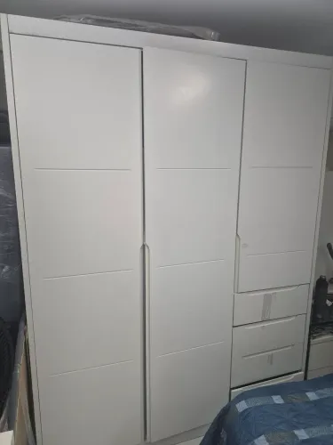 Guarda-Roupa 3 Portas e 4 Gavetas