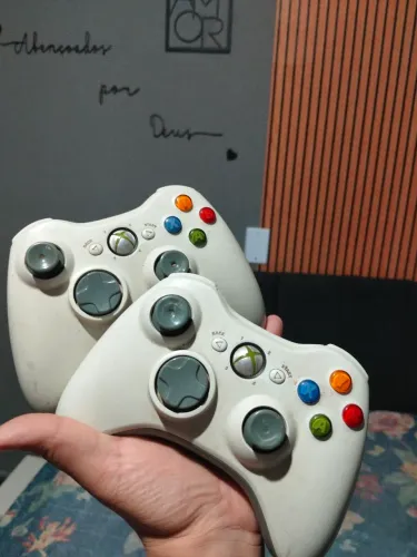 02 controles originais Xbox 360 brancos pegando perfeitamente