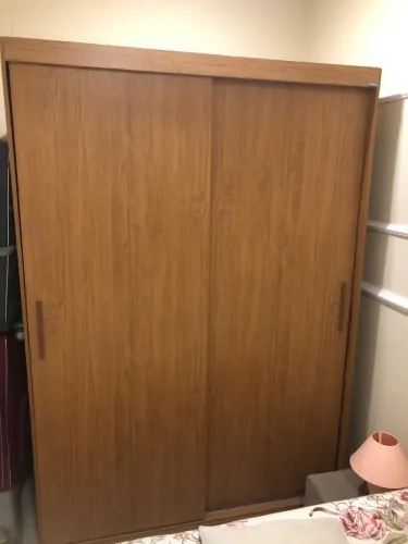 Armário pequeno com porta de correr duas portas