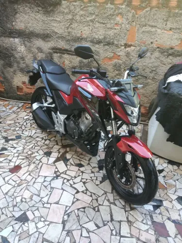 Vendo uma moto Twister vermelha ano 2025