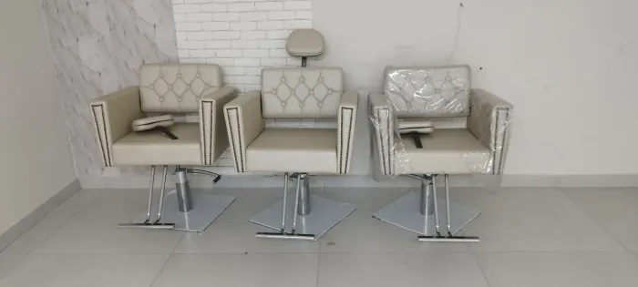Cadeiras e lavatório elegante e sofisticado para salão de cabeleireiro..