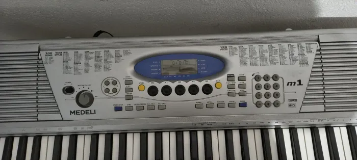 Teclado medeli m1