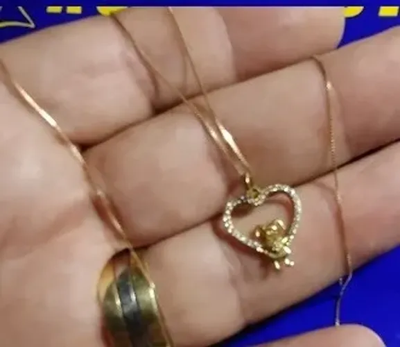 Pingente Menina Ouro18 kilates 16 mm Pedras Brilhantes 1 mm Peso 1.20 Gramas