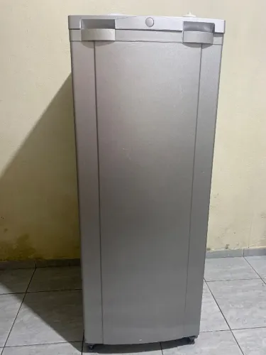 Vende-se geladeira gela muito funciona perfeitamente !!