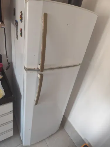 Refrigerador GEFrost free 324 litros Gelando muito ( semi nova )
