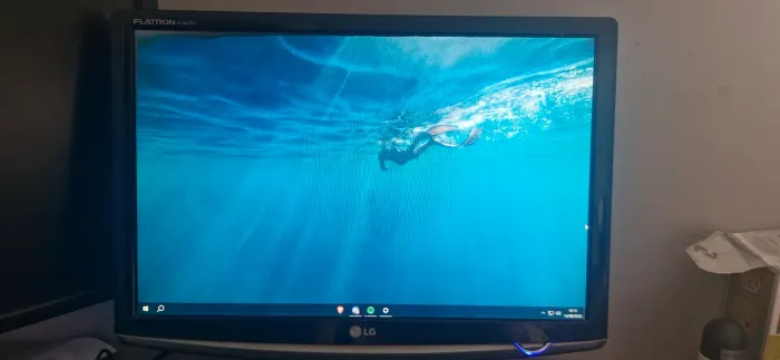 Monitor LG Flatron W1952TQ com detalhes