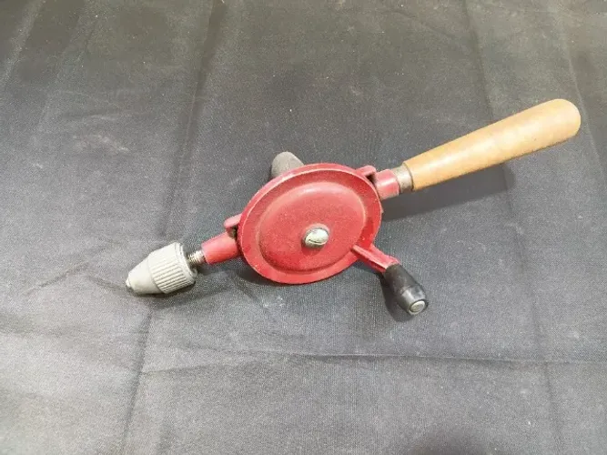 Furadeira Manual Antiga de Engrenagem Lateral com Mandril de Aperto Rápido Vintage