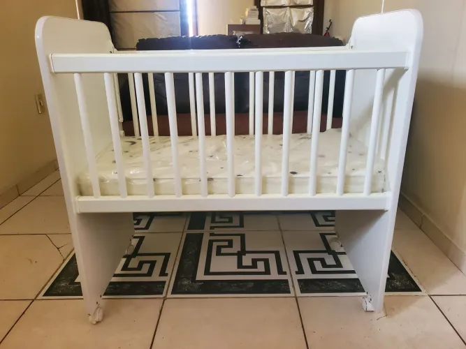 Berço bebê + colchão (não entrego)