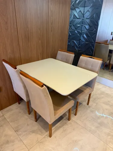 Mesa 4 cadeiras de madeira