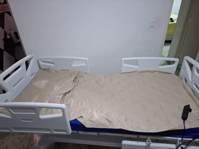 Cama hospitalar com controle motorizada