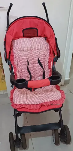 Carrinho de bebê e bicicleta infantil