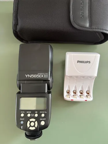 Flash Yongnuo Speedlite p/ Câmera Canon + Carregador De Pilhas Philips